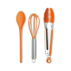 Set de 3 unelte de bucatarie impachetate intr-o cutie neagra de cadou. Include: maturica oua, capusa si lingurita puternica PU. | MO7359-10