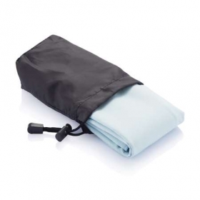 Microfiber towel in pouch;P453.015