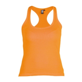 Tricou cambrat, cu răscroiala mânecii și decolteu cu garnitură lată și răsucită. Spate tip înotător și cu cusături laterale. Tricou cambrat, cu răscroiala mânecii și decolteu cu garnitură lată și răsucită. Spate tip înotător și cu cusături laterale.;6517_31