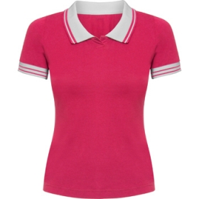 Tricou polo cu mÃ¢necÄƒ scurtÄƒ, cambrat. FantÄƒ mini fÄƒrÄƒ nasturi. Guler È™i manÈ™ete tricotate din material combinat. È˜liÈ›uri laterale cu partea din spate mai lungÄƒ. CusÄƒturi laterale. | 6637_78