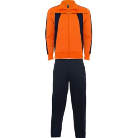 Trening din material combinat alcÄƒtuit din bluzÄƒ È™i pantaloni. BluzÄƒ cu mÃ¢necÄƒ dreaptÄƒ, douÄƒ buzunare laterale È™i guler, talie È™i manÈ™ete canelate. Pantaloni uni drepÈ›i, cu douÄƒ buzunare laterale, betelie cu elastic È™i È™nur reglabil. ;0315_3155